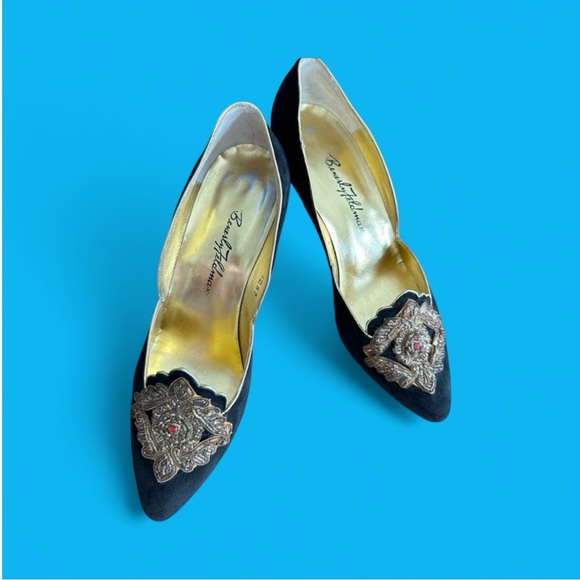 1960s Vintage Beverly Feldman Black Suede Leather Gold Sequined Vamp Heels 9 - Picture 12 of 14